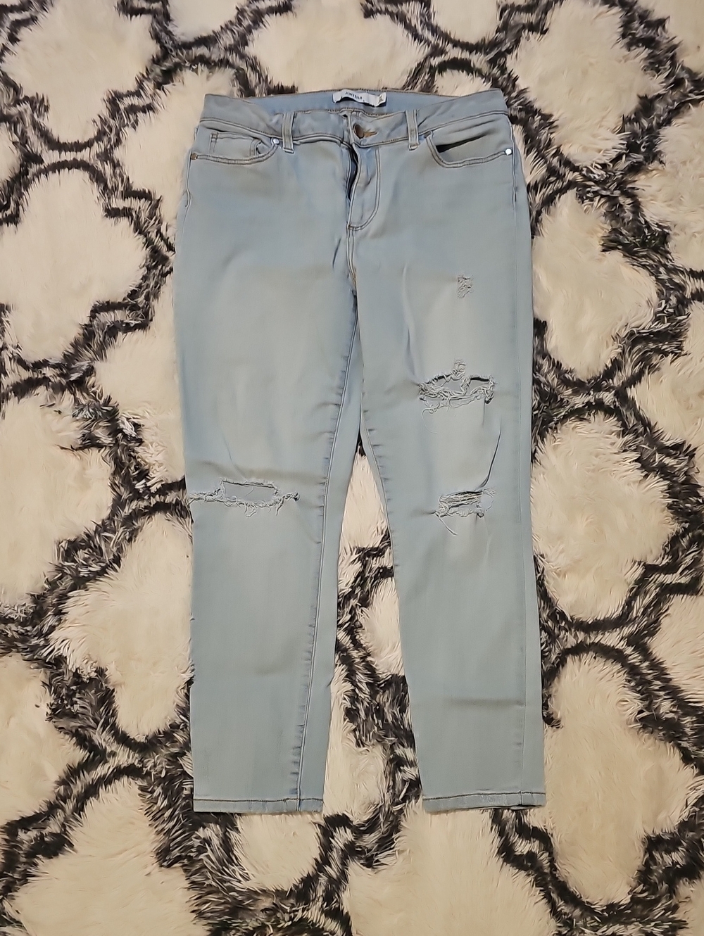 JustFab Light Blue Ankle Crop Distressed Jeans